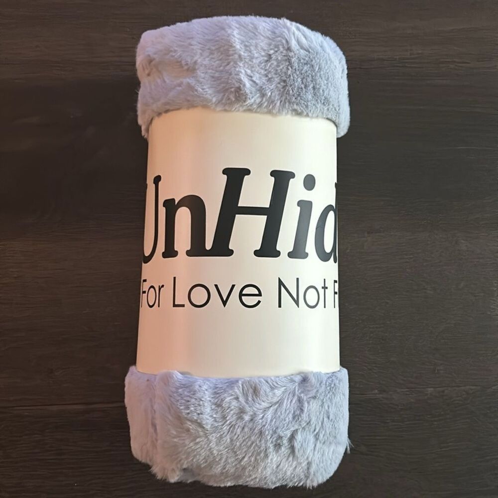 UnHide - Lil’ Marsh Blanket - $129 - 50' X 60' - Silver - Rare - Brand New!